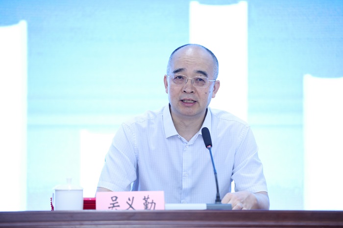 中國(guó)作協(xié)黨組成員、副主席、中國(guó)作家出版集團(tuán)管委會(huì)主任吳義勤出席開(kāi)幕式并講話