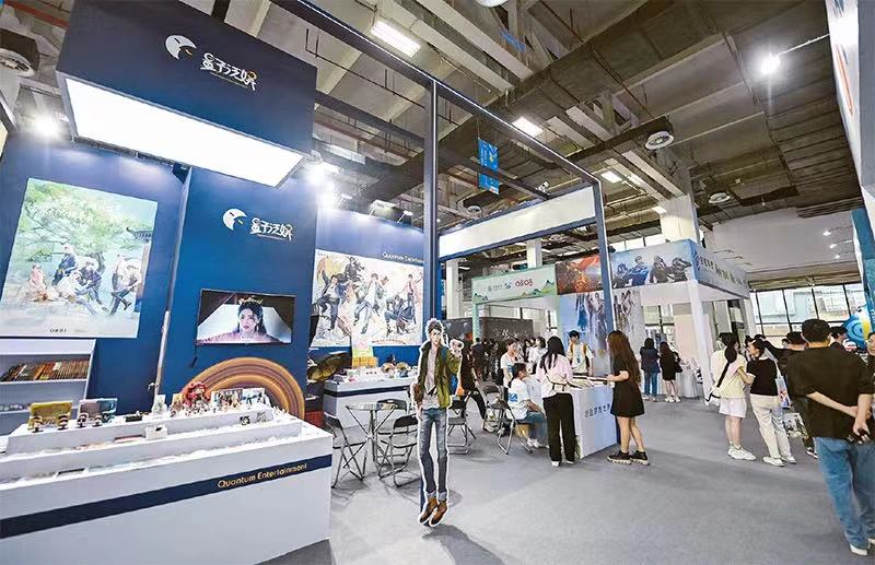 2023年5月27日，由中國作家協會、浙江省人民政府、杭州市人民政府主辦的“2023中國國際網絡文學周”在杭州開幕。本次網絡文學周以“多彩亞洲 精彩世界——中國網絡文學在亞洲的傳播”為主題，旨在提升中國網絡文學國際傳播能力。圖為網絡文學產業博覽會現場展示的網絡文學及衍生產品。 新華社記者 徐昱/攝