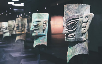 　三星堆博物館新館“巍然王都”展區陳列的青銅人頭像。  　　三星堆博物館供圖