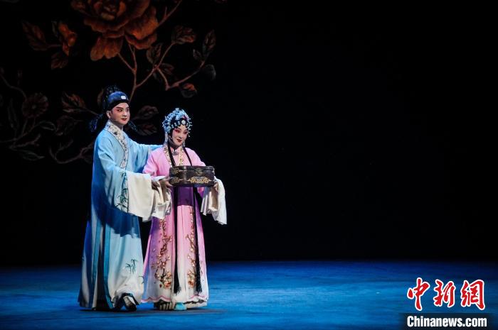 2023年5月15日，新版黃梅戲《羅帕記》在武漢上演。　夏俊俊 攝
