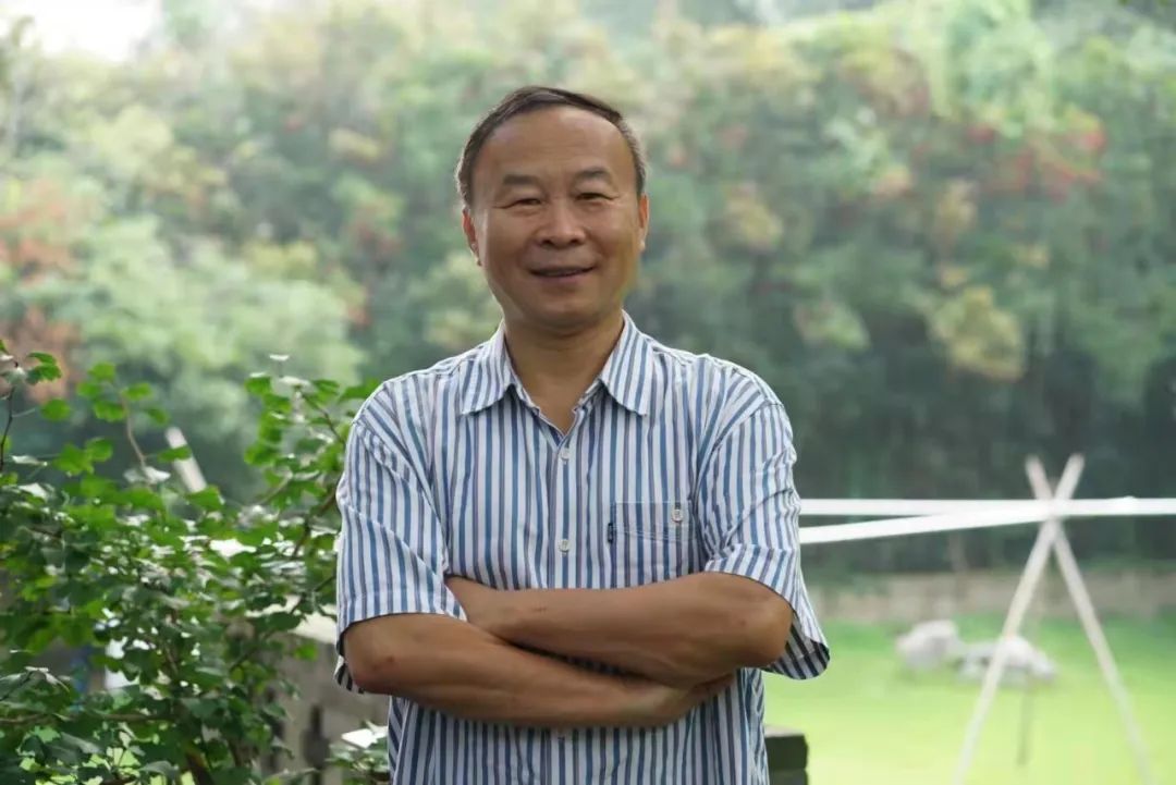 許晨，中國作家協會會員，中國報告文學學會理事，山東省作協原副主席，青島市作協名譽主席。出版有《人生大舞臺——“樣板戲”啟示錄》《琴聲如訴》《山海閩東》，以及海洋紀實三部曲《第四極：中國蛟龍號挑戰深?！贰兑粋€男人的海洋》《耕海探洋》等多部報告文學和散文集，被譽為“海洋作家”。榮獲第七屆魯迅文學獎、第五屆冰心散文獎、第三屆中國工業文學大賽一等獎等獎項。