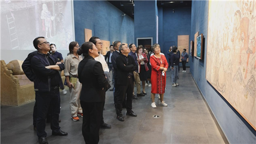 作家們參觀北庭故城遺址，了解中華優秀傳統文化傳承發展情況