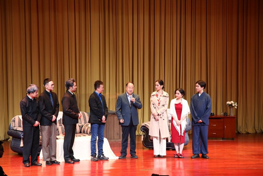 莫言觀看江蘇師范大學(xué)“雷雨”劇社學(xué)生表演的話劇《鱷魚(yú)》并與表演團(tuán)隊(duì)合影