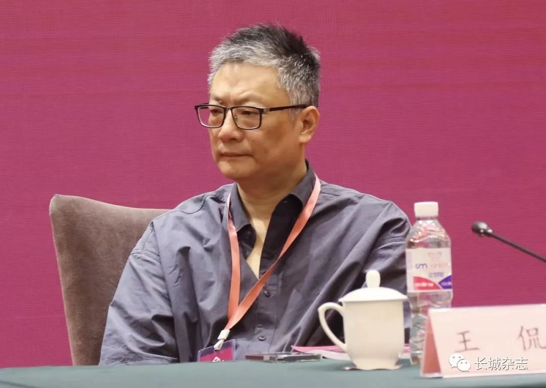 王侃，浙江東陽人，文學博士，杭州師范大學人文學院教授。主要研究領域為中國現當代文學史、中國當代文學批評、中國電影等。在各類學術期刊發表學術論文百余篇，出版有《詩與思的維度》《敘事門與修辭術》《時見疏星渡河漢》等著作十余部。曾獲第三屆唐弢青年文學研究獎、第五屆中國當代文學優秀批評家獎。