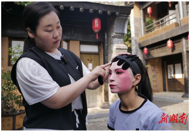 9月7日，棣花古鎮(zhèn)，正在化妝的丹鳳縣劇團(tuán)演員。