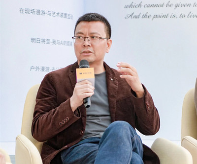 李宏偉，四川江油人，現居北京。著有詩集《你是我所有的女性稱謂》，長篇小說《國王與抒情詩》《灰衣簡史》《引路人》，小說集《假時間聚會》《暗經驗》《雨果的迷宮》等。曾獲郁達夫小說獎、吳承恩長篇小說獎、十月文學獎等獎項，作品入選收獲文學榜、揚子江評論文學榜等榜單。