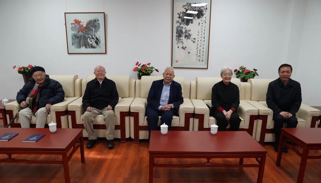 左起：錢理群、嚴家炎、謝冕、盧曉蓉、張宏森