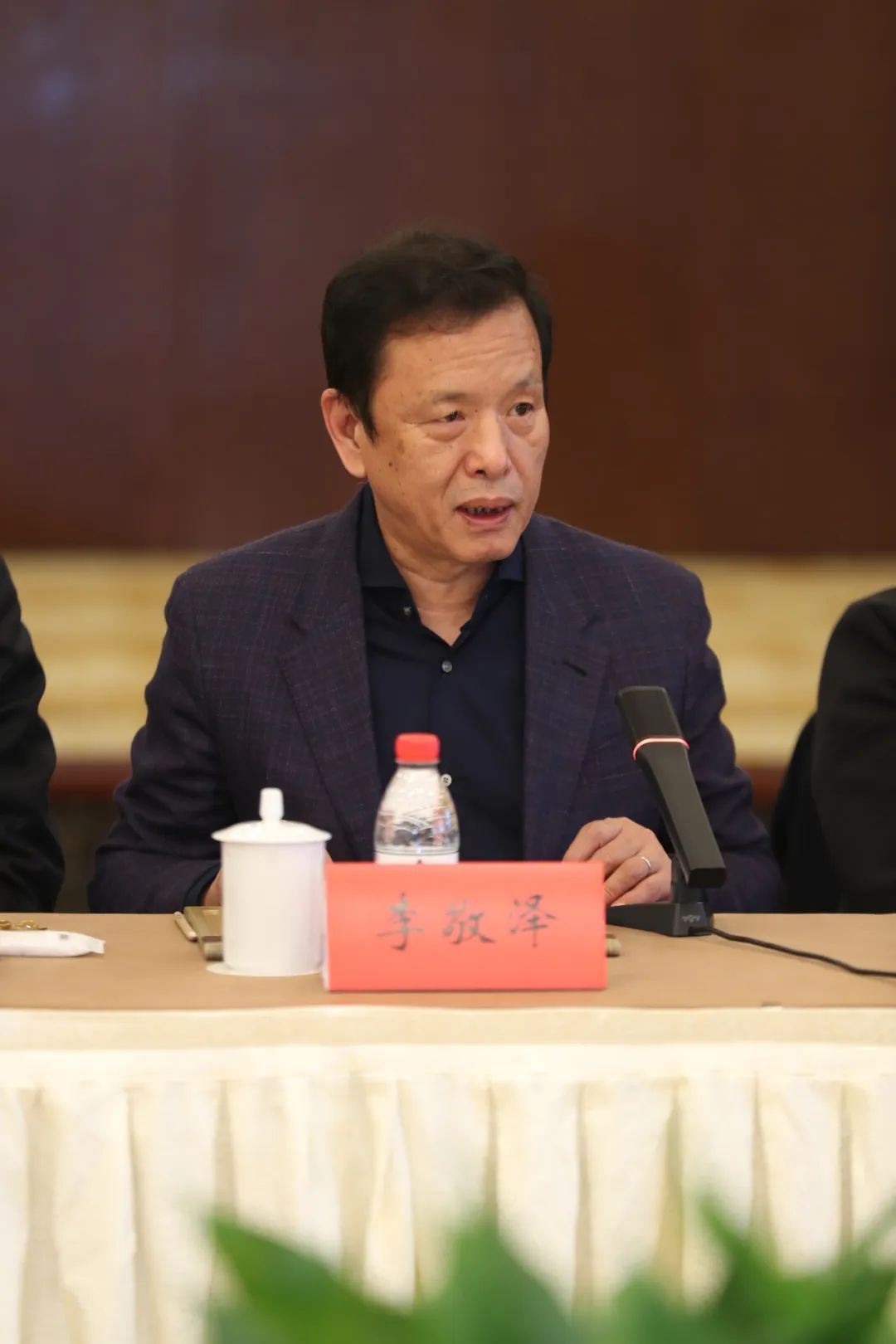 中國作協(xié)黨組成員、副主席、書記處書記李敬澤主持會(huì)議