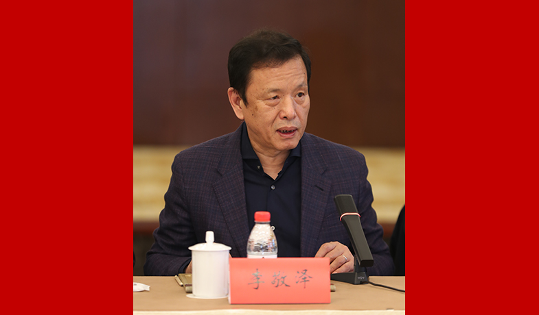 中國作協(xié)黨組成員、副主席、書記處書記李敬澤主持會議