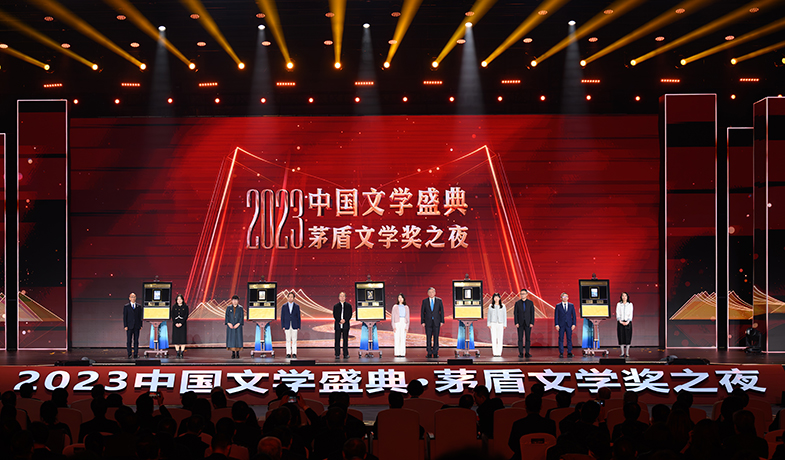 獲獎作品的編輯與5位獲獎作家共同上臺，在鐫刻有獲獎書名、獲獎作者、編輯姓名的書型裝置上留下金色手印