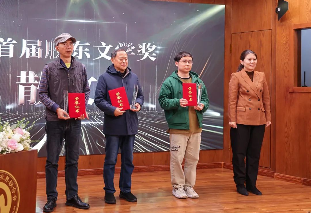 煙臺市副市長隋子林（右一）  為散文獎獲得者耿立、綦國瑞  郭發仔（代領）頒獎