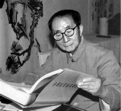 學人小傳  呂驥（1909—2002），湖南湘潭人，音樂理論家、作曲家、社會活動家。曾三次考入上海國立音樂專科學校，均因生活或政治原因輟學。1931年加入左翼劇聯，其后組織業余合唱團，推動救亡歌詠運動，發起成立歌曲研究會，培養了一批青年作曲家。1937年在北平、綏遠等地開展抗日救亡歌詠活動，10月赴延安，任魯藝音樂系主任。1949年后任中央音樂學院黨委書記、副院長，中國音樂家協會第一、二、三屆主席（1949—1985）。1985年當選為國際音樂理事會名譽會員。除音樂創作外，還進行民族音樂的整理與理論研究，主要論著有《中國新音樂的展望》《中國民間音樂研究提綱》《〈樂記〉理論新探》《呂驥文選》等，編有《新音樂運動論文集》。作者供圖