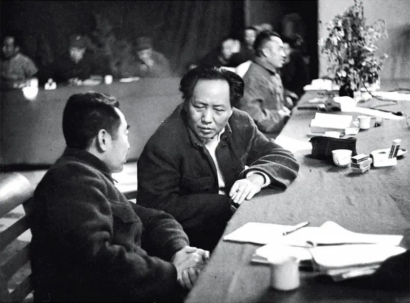 1945年召開的黨的七大，確立毛澤東思想為黨的指導思想，使全黨在思想上政治上組織上達到空前統一和團結。圖為毛澤東、周恩來、朱德同志在七大主席臺上。 新華社發
