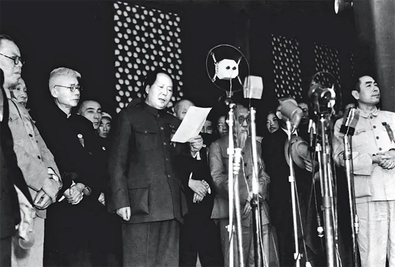 1949年10月1日下午3時，開國大典在天安門廣場隆重舉行。毛澤東同志莊嚴宣告：“中華人民共和國中央人民政府今天成立了。” 新華社發