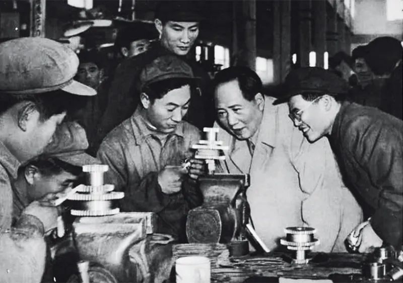 毛澤東同志作為中國現代化事業的開拓者，一生都在為中國這樣一個古老的東方大國實現現代化而上下求索，建立了不朽功勛。圖為1956年，毛澤東同志視察天津拖拉機廠（資料圖片）。