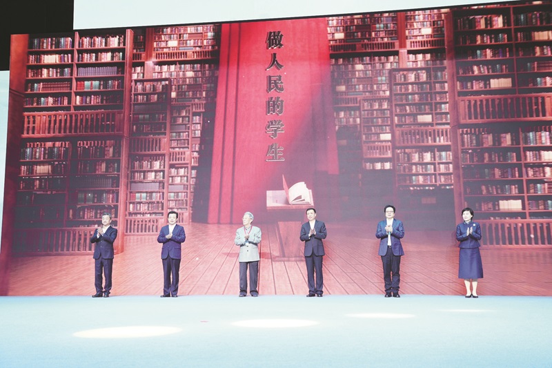 在湖南益陽舉行的以“做人民的學生”為主題的中國作協“作家活動周”暨中國作家“益陽文學周”開幕式現場。