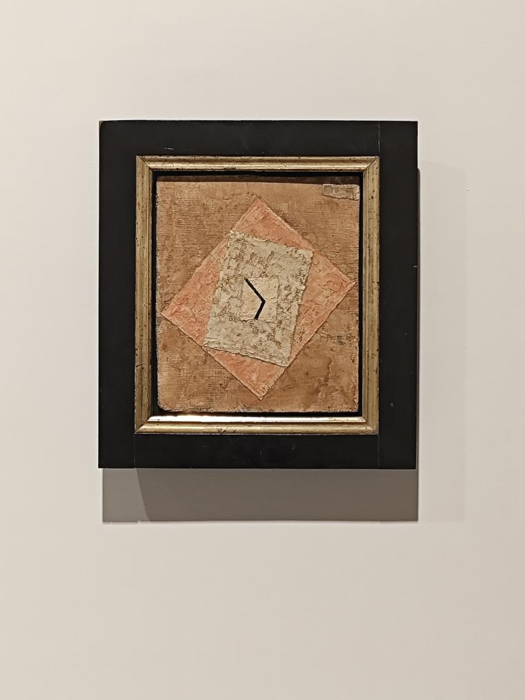 克利作品《時間》描繪了一只沒有標(biāo)識數(shù)字、表盤不翼而飛、只剩指針的鐘表。一長一短兩枚指針，孤零零地“懸浮”于三塊中心重合又交錯放置的方形紗布上。層疊的構(gòu)圖與材質(zhì)文物般陳舊的質(zhì)感令人不禁對“鐘表”是否早已失靈心生疑問。而指針指向的時間同樣令人生疑，它已“停在”某一刻，或?qū)⒉皇芸刂频刂赶蚝畏?？一切懸而未決?！稌r間》當(dāng)然訴說著克利生活的動蕩和對未知的擔(dān)憂，但絕不僅僅止步于此，它試圖喚醒的是更為久遠的歷史記憶，探討著存在與時間的本質(zhì)。