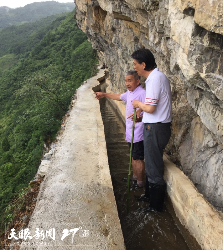 何建明（右）和黃大發（左）在“天渠”踏訪。受訪者供圖