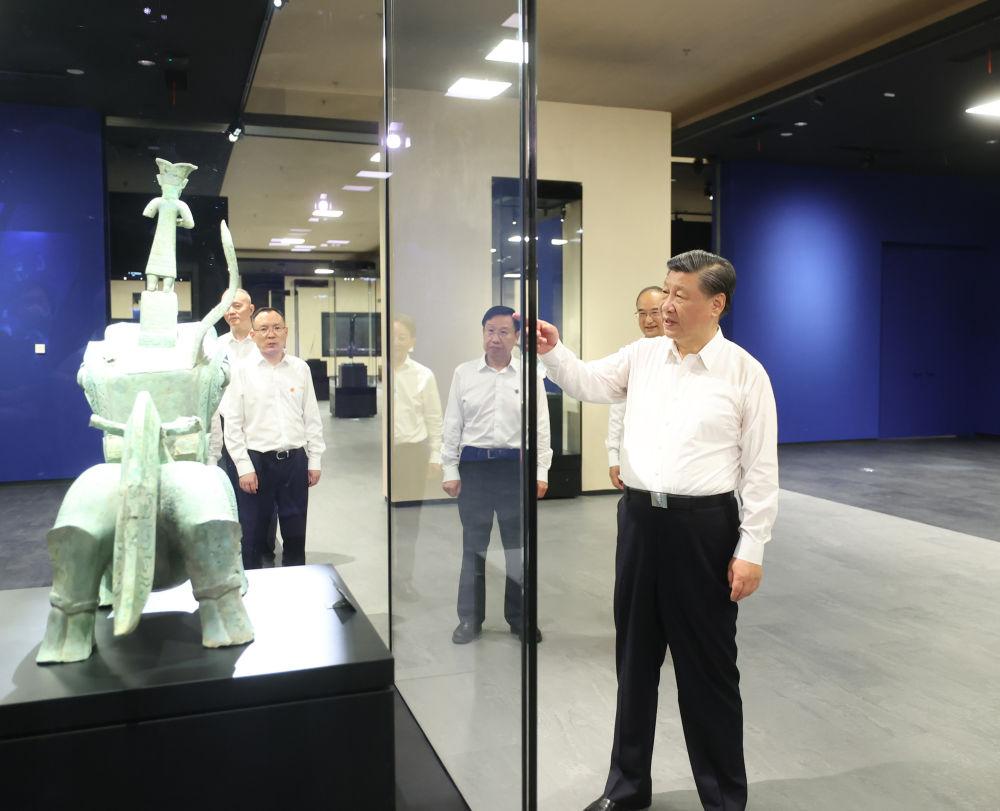 2023年7月26日下午，習近平在位于四川省德陽市廣漢市的三星堆博物館新館參觀。新華社記者 鞠鵬 攝