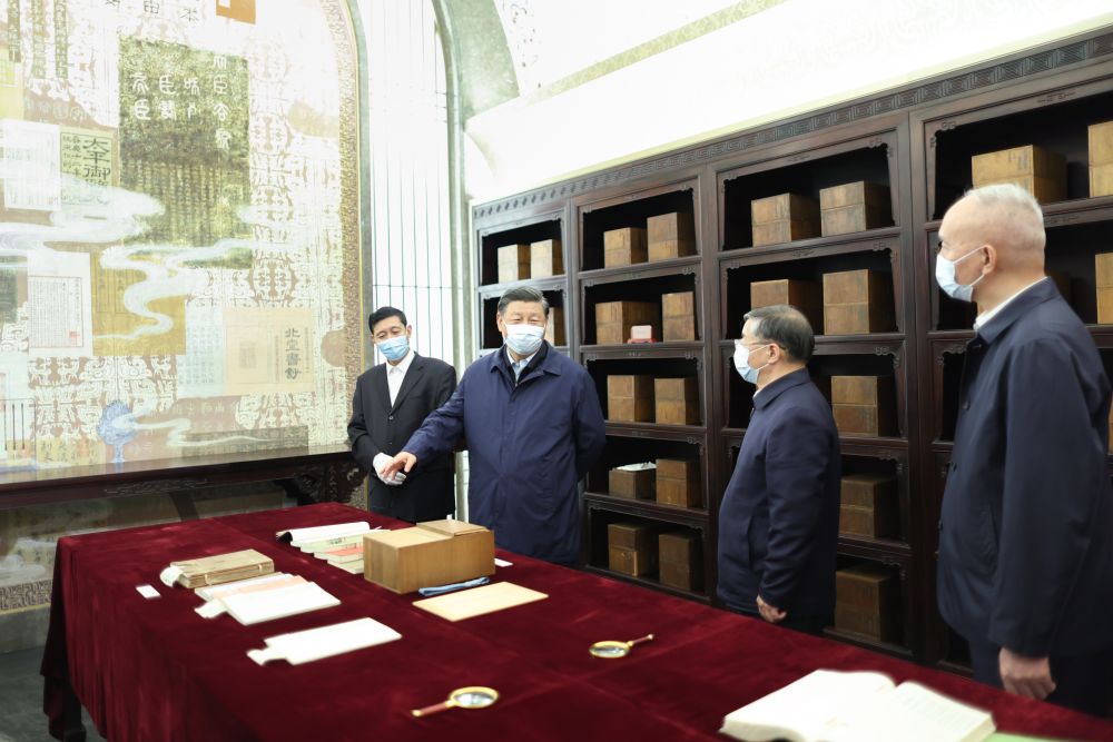 2023年6月1日下午，習近平在位于北京的中國國家版本館考察時，在蘭臺洞庫了解館藏精品版本保存情況。新華社記者 鞠鵬 攝