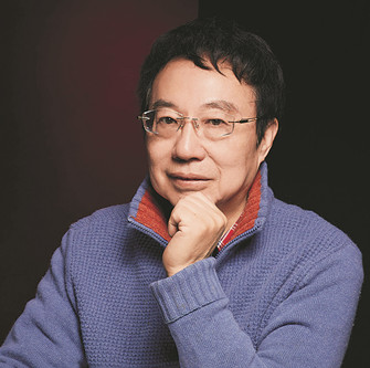 丁帆，南京大學(xué)文學(xué)院教授。曾任國務(wù)院學(xué)位委員會中文學(xué)科組第四、第五屆學(xué)科評議組成員，中國社會科學(xué)中文學(xué)科評審委員。有論著二十余部，另著有散文隨筆集十余部