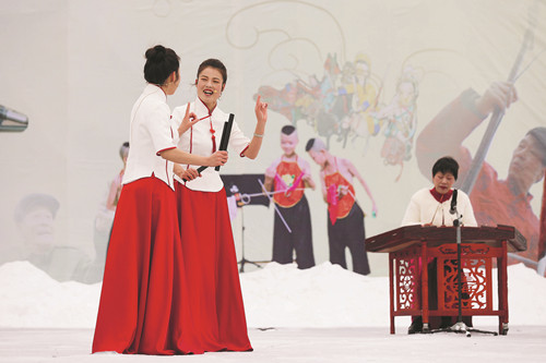 2月21日，演員在河南省平頂山市寶豐縣馬街書會表演河南墜子《咱們的中國節(jié)》。 （新華社發(fā) 何五昌 攝）