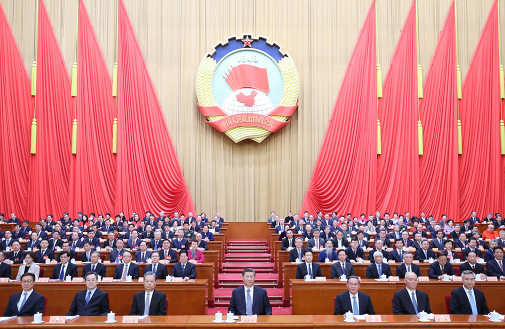 3月4日下午，中國人民政治協商會議第十四屆全國委員會第二次會議在北京人民大會堂開幕。習近平等黨和國家領導人到會祝賀。 新華社記者 鞠鵬 攝