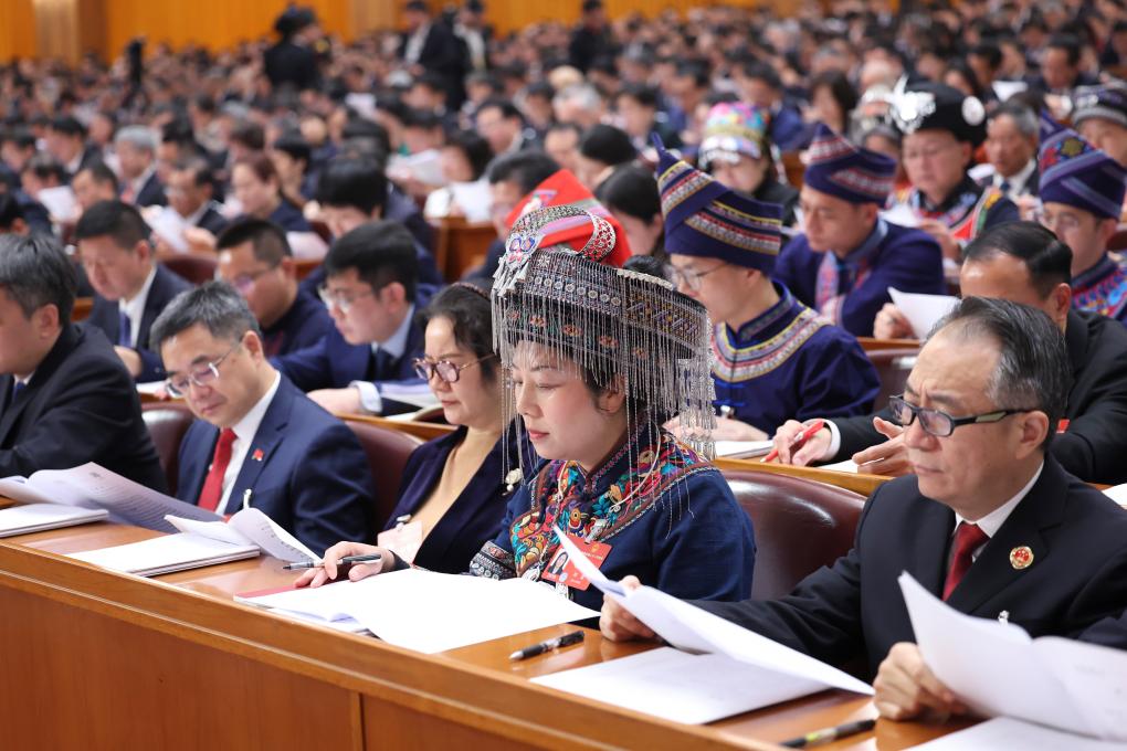 3月5日，第十四屆全國人民代表大會第二次會議在北京人民大會堂開幕。這是代表們在認真聽會。新華社記者 劉衛兵 攝