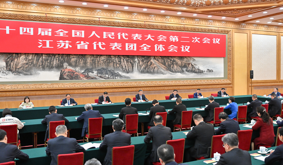 3月5日，中共中央總書記、國家主席、中央軍委主席習(xí)近平參加他所在的十四屆全國人大二次會議江蘇代表團(tuán)審議。新華社記者 岳月偉 攝