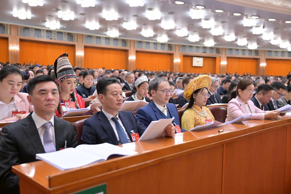 3月7日，全國政協十四屆二次會議在北京人民大會堂舉行第二次全體會議。這是委員們在認真聽會。