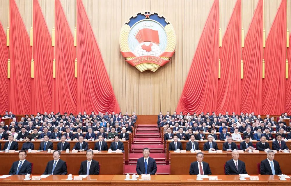3月10日上午，中國人民政治協商會議第十四屆全國委員會第二次會議在北京人民大會堂閉幕。這是習近平、李強、趙樂際、蔡奇、丁薛祥、李希、韓正在主席臺就座。新華社記者 黃敬文 攝