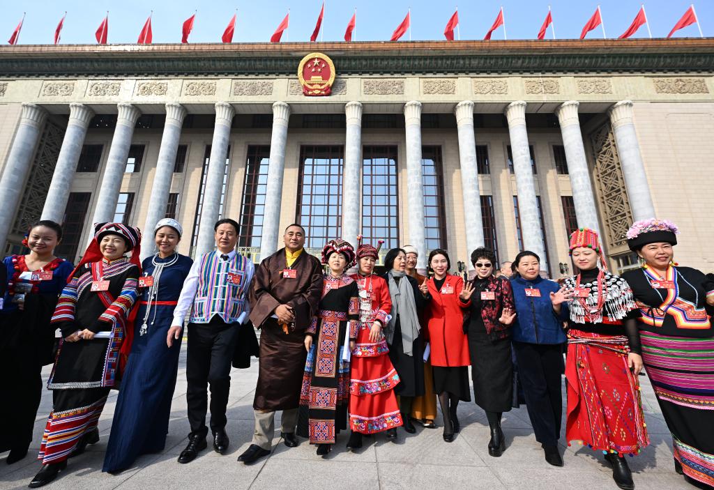 3月10日，中國人民政治協商會議第十四屆全國委員會第二次會議在北京人民大會堂舉行閉幕會。這是閉幕會后，委員們走出人民大會堂。新華社記者 陳曄華 攝