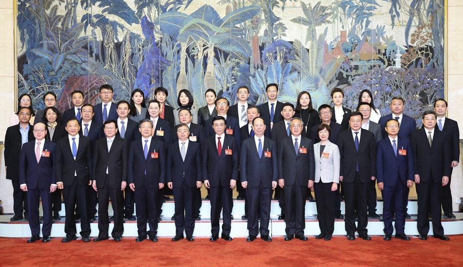 3月10日上午，中共中央政治局常委、全國政協主席王滬寧在北京人民大會堂看望參加全國政協十四屆二次會議宣傳報道的新聞工作者代表，代表全國政協向大家表示誠摯慰問和衷心感謝。新華社記者 黃敬文 攝