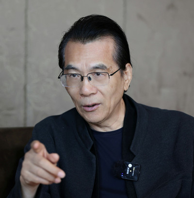 何建明，中國作家協會第七、八、九屆駐會副主席。現為中國作家協會報告文學委員會主任，中央社會主義學院教授、上海大學中國創意寫作研究院院長。三次獲得魯迅文學獎，六次獲得中宣部“五個一工程”獎，多次獲得全國優秀報告文學獎、徐遲報告文學獎、“中國好書”等獎項，首位獲得俄羅斯國家圖書獎的中國作家。