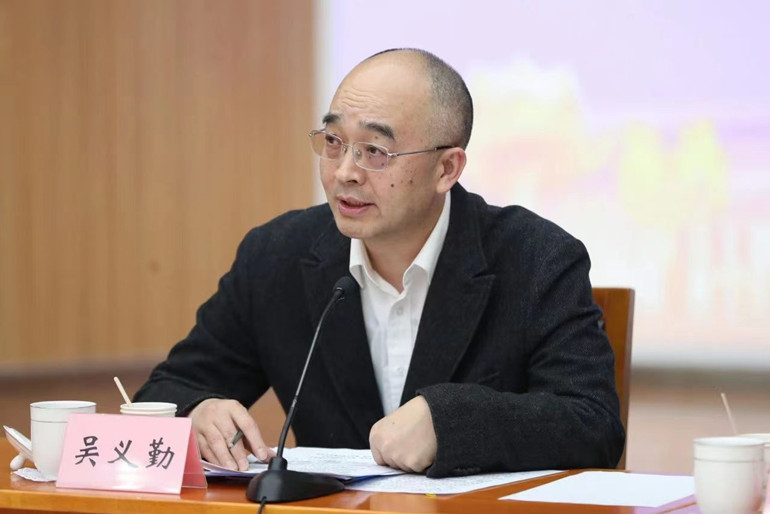 中國(guó)作協(xié)黨組成員、副主席、書記處書記吳義勤主持研討會(huì)