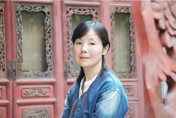 王蕓    生于湖北，現(xiàn)居南昌。一級(jí)作家，南昌市作家協(xié)會(huì)主席。出版長(zhǎng)篇小說(shuō)《對(duì)花》《江風(fēng)烈》，小說(shuō)集《請(qǐng)叫她天鵝》《薇薇安曾來(lái)過(guò)》《與孔雀說(shuō)話》《羽毛》，散文集《紙上萬(wàn)物浮現(xiàn)如初》《此生》《穿越歷史的楚風(fēng)》《接近風(fēng)的深情表達(dá)》《經(jīng)歷著異常美麗》等。三百余萬(wàn)字作品見(jiàn)于《人民文學(xué)》《當(dāng)代》《新華文摘》《小說(shuō)選刊》《中國(guó)作家》《青年文學(xué)》《上海文學(xué)》《江南》《芙蓉》《長(zhǎng)城》《天涯》《美文》《散文》《長(zhǎng)江文藝》《中篇小說(shuō)選刊》《小說(shuō)月報(bào)》等，收入五十多種選本。曾獲第三屆湖北文學(xué)獎(jiǎng)、第七屆屈原文藝獎(jiǎng)、第一屆江西省文藝創(chuàng)作獎(jiǎng)、第二屆林語(yǔ)堂文學(xué)獎(jiǎng)（小說(shuō)）大獎(jiǎng)等。獲評(píng)江西省思想宣傳文化系統(tǒng)“四個(gè)一批”人才。