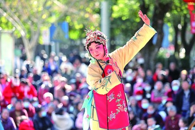 在湖南資興市人民廣場，演員在舞臺上表演花鼓戲。新華社發