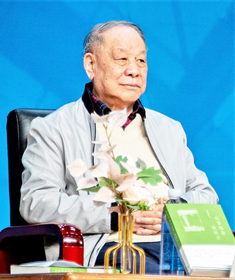 劉心武，曾任《人民文學(xué)》主編。代表作有短篇小說(shuō)《班主任》、長(zhǎng)篇小說(shuō)《鐘鼓樓》（獲第二屆茅盾文學(xué)獎(jiǎng)）、散文集《也曾隔窗窺新月》《我眼中的建筑與環(huán)境》《劉心武妙品紅樓夢(mèng)》等