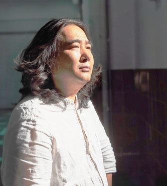 包倬，生于四川涼山，彝族。有小說和散文見《人民文學》《十月》《鐘山》《江南》《天涯》《山花》《芙蓉》《北京文學》《作家》等。著有長篇小說《青山隱》，出版小說集《沉默》《十尋》《路邊的西西弗斯》《風吹白云飄》等。曾獲云南文學獎、邊疆文學獎、滇池文學獎、《長江文藝》雙年獎。現居昆明。