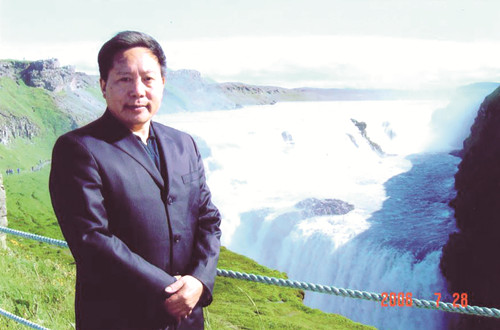 李傳鋒，湖北省鶴峰縣人，土家族作家。曾任《湖北文藝》編輯部主任、《長江文藝》小說組組長、《今古傳奇》主編、湖北省文聯(lián)黨組書記等職，曾獲全國民族團結進步先進個人稱號。1986年加入中國作家協(xié)會，著有鄉(xiāng)村小說、動物小說、歷史小說、散文、文藝評論等近千萬字。短篇小說《退役軍犬》獲第二屆（1981—1984年）全國少數(shù)民族文學創(chuàng)作獎，長篇小說《白虎寨》獲第十一屆（2012—2015）全國少數(shù)民族文學創(chuàng)作駿馬獎，另有作品獲湖北省“屈原文藝獎”、重慶市“五個一工程”獎等。本期刊發(fā)青年評論家華珉朗、黃煜榕對李傳鋒的采訪。