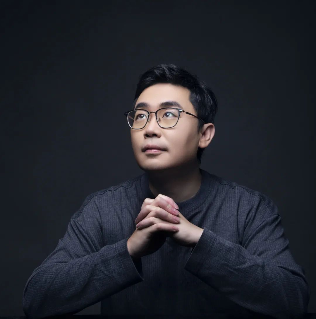 蔡崇達，青年作家，福建泉州人，曾任《中國新聞周刊》執(zhí)行主編。出版有非虛構(gòu)作品集《皮囊》、長篇小說《命運》等。作品被翻譯成英語、俄羅斯語、葡萄牙語、韓語等語種，在十幾個國家、地區(qū)發(fā)行，至今發(fā)行近600萬冊。