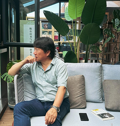  任白，吉林省吉林市人，詩人、作家。吉林省作家協會副主席、中國詩歌學會理事。出版詩集《耳語》《任白詩選》《情詩與備忘錄》《靈魂的債務》和中短篇小說集《失語》。現居吉林省長春市。