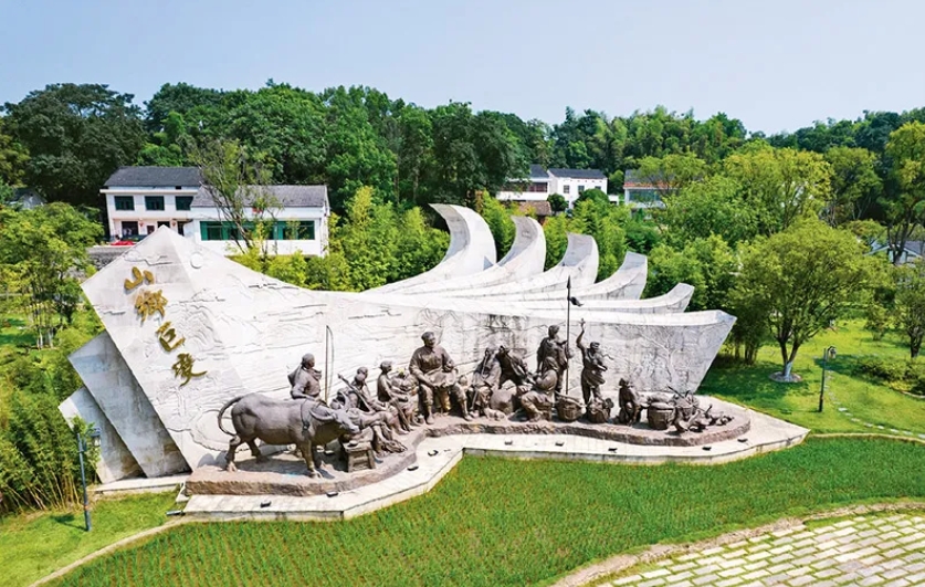 1955年秋，47歲的周立波整理行裝，從北京一路南下，舉家搬回老家湖南益陽清溪村。67年后，在這里，中國作家協會啟動了“新時代山鄉巨變創作計劃”和“新時代文學攀登計劃”兩項重大文學行動。圖為2022年8月1日拍攝的湖南省益陽市清溪村清溪廣場。 新華社記者 陳思汗/攝