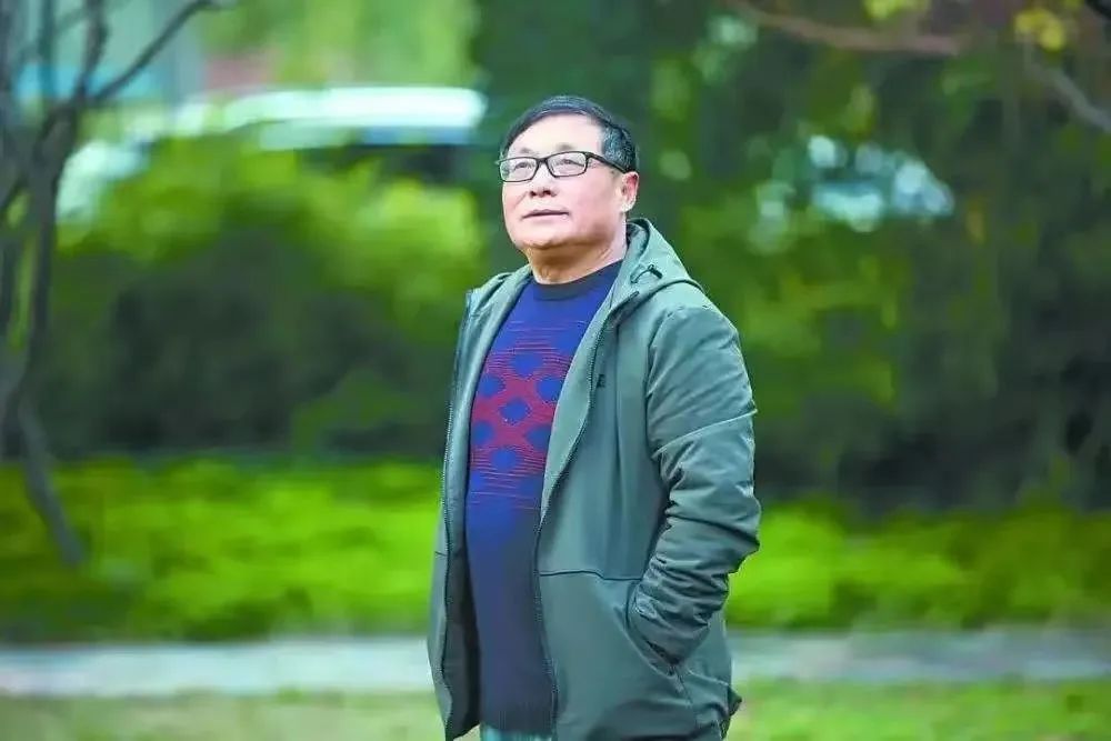 夏堅(jiān)勇，散文家、劇作家，首屆魯迅文學(xué)獎(jiǎng)得主