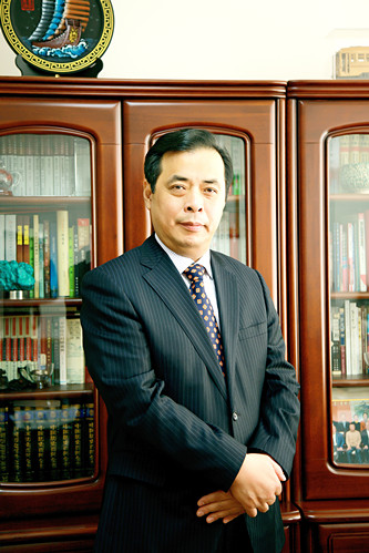 老藤，本名滕貞甫，遼寧省政協(xié)文史委副主任。出版長篇小說《刀兵過》《北障》《北愛》《草木志》等11部，小說集《熬鷹》《無雨遼西》等8部，隨筆集《儒學筆記》等3部，“老藤作品典藏（15卷）”。曾獲全國“五個一工程”獎、東北文學獎、百花文學獎等，作品多次入選各種年榜及選本，以多種文字譯介到國外。
