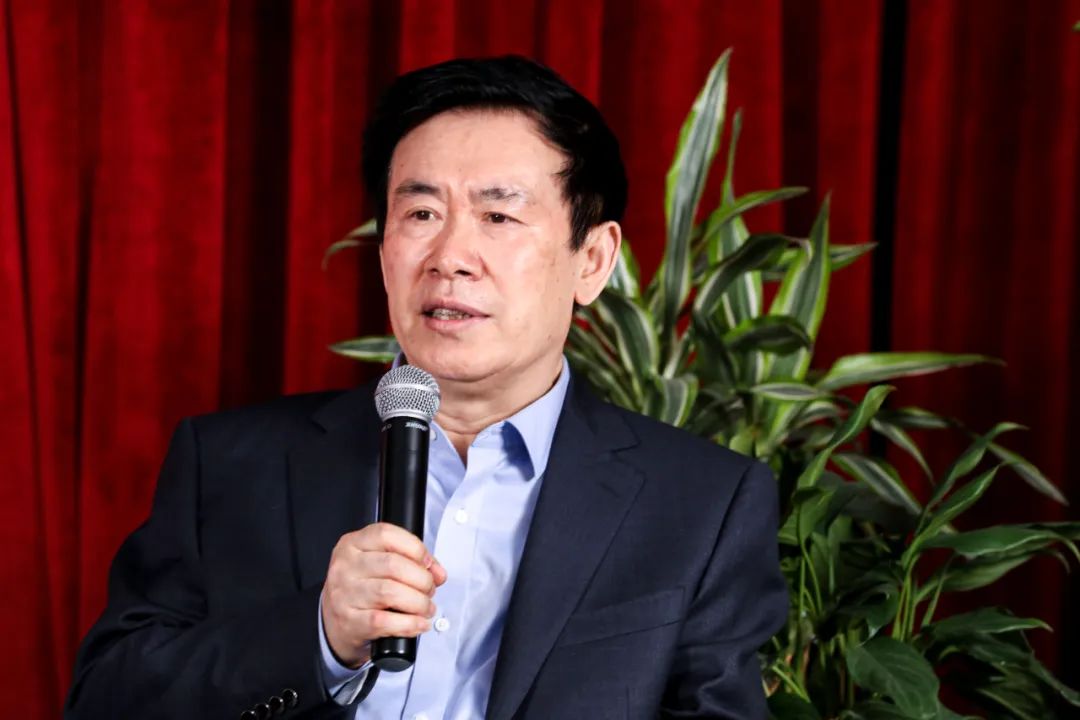張煒，山東省棲霞市人。中國作家協(xié)會(huì)副主席。1975 年開始發(fā)表作品。2020 年出版《張煒文集》50 卷。作品譯入 40 余種文字。著有長篇小說《古船》《九月寓言》《刺猬歌》《外省書》《你在高原》《獨(dú)藥師》《艾約堡秘史》《河灣》《去老萬玉家》等 23 部；另有詩學(xué)專著多部、詩集和長詩十余部。作品獲“百年百種優(yōu)秀中國文學(xué)圖書”、“世界華語小說百年百強(qiáng)”、茅盾文學(xué)獎(jiǎng)、中國出版政府獎(jiǎng)、中華優(yōu)秀出版物獎(jiǎng)、中國作家出版集團(tuán)特別獎(jiǎng)、南方傳媒杰出作家獎(jiǎng)、京東文學(xué)獎(jiǎng)、中國長詩特別獎(jiǎng)等。