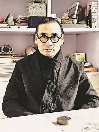 劉萬鳴 1989年畢業于天津美術學院，1995年就讀于中國藝術研究院美術學研究生課程班。現任全國政協委員、民盟中央委員、中國美術家協會副主席、中國國家畫院院長。2012年獲中國青年藝術家提名獎，2014年入選國家百千萬人才工程授予“有突出貢獻中青年專家”稱號，中宣部2017年文化名家暨“四個一批”人才，中組部國家高層次人才特殊支持計劃領軍人才“萬人計劃”。中國畫作品曾入選全國美展、全國畫院展及省部級展覽，獲得金、銀、銅、優秀等獎項十余次。積極參與國家主題性創作，作為第一作者完成《遣唐使》《西電東送、西氣東輸工程》《黃河擺渡人》《南水北調工程》等中國畫作品。《中國畫論》一書為普通高等學校藝術學科新形態重點規劃教材。曾在中國國家博物館等國家級展館舉辦個展，作品被中國美術館、中國國家博物館、中國藝術研究院等國家級單位收藏。