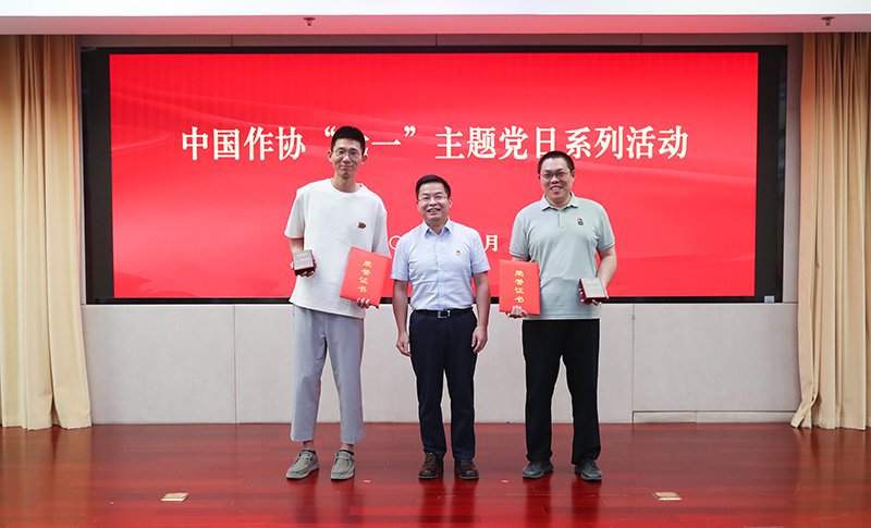 中國作協(xié)書記處書記鄧凱為王棟、賈國梁頒發(fā)中央和國家機(jī)關(guān)五一勞動(dòng)獎(jiǎng)?wù)隆⒆C書