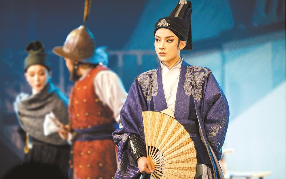 古老戲曲掀起“青春革命”，從情感、形式、媒介上將青年文化、時代審美融入戲曲古典樣態(tài)，這是“新文化生命體”適應(yīng)新媒介環(huán)境，以青年力量激活傳統(tǒng)文化能量進行自我更新的典型示例。圖為越劇《新龍門客棧》