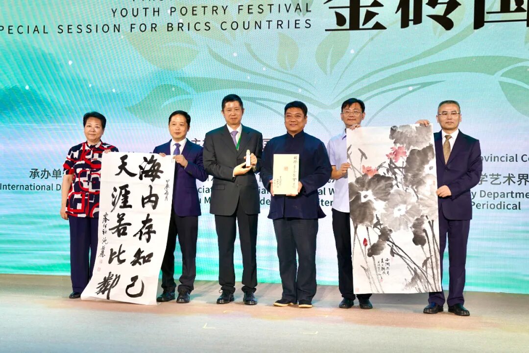 藝術(shù)家王臻、沈穎麗、繆宏波將現(xiàn)場創(chuàng)作的篆刻及書畫作品贈予國際青春詩會組委會